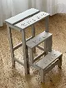 Sgabello Numbers grigio chiaro.webp